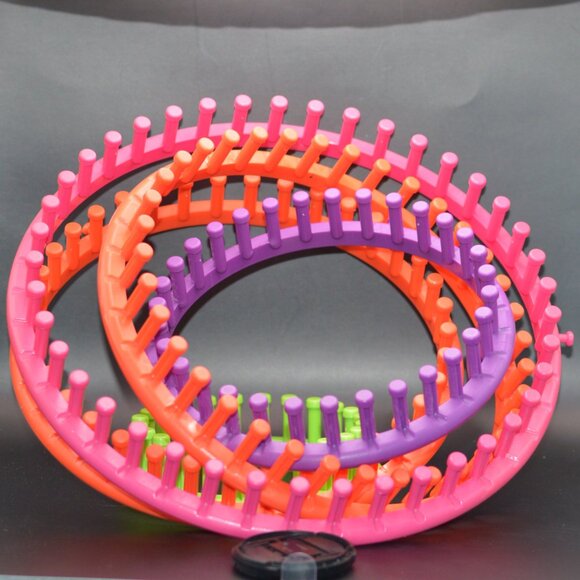 Knitting Primer and 5 Knitting Looms - Picture 3 of 5